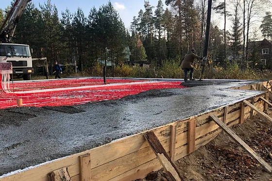 Заливка плиты бетоном на объекте